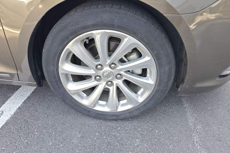 Used Buick LaCrosse 2013 2.0T SIDI Smart Luxury Flagship Edition Right Front Wheel Hub