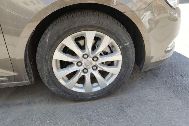 Used Buick LaCrosse 2013 2.4L SIDI Elite Comfort Version Right Front Wheel Hub