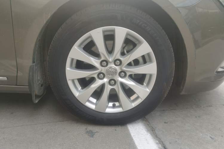 Used Buick LaCrosse 2013 2.4L SIDI Elite Comfort Version Right Front Wheel Hub