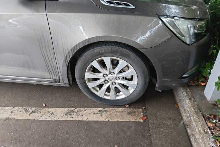 Used Buick LaCrosse 2013 2.4L SIDI Leading Comfort Version Right Front Wheel Hub