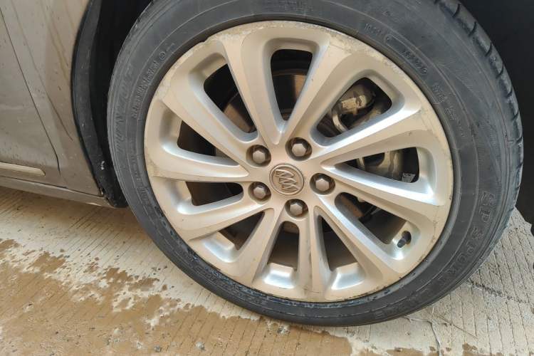 Used Buick LaCrosse 2013 2.4L SIDI Luxury Comfort Edition Right Front Wheel Hub