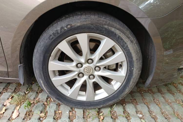 Used Buick LaCrosse 2013 2.4L SIDI Leading Comfort Version Right Front Wheel Hub