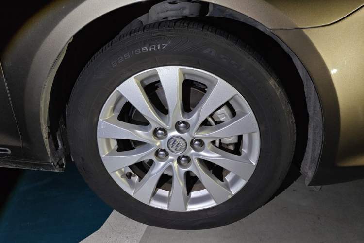 Used Buick LaCrosse 2013 2.4L SIDI Elite Comfort Version Right Front Wheel Hub
