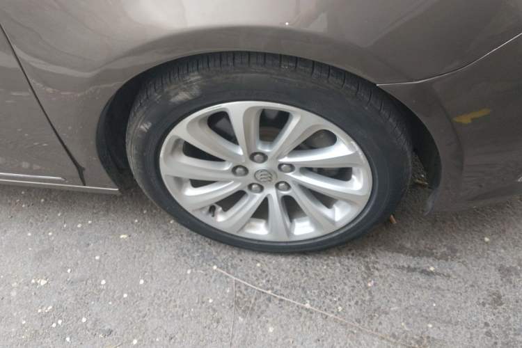 Used Buick LaCrosse 2013 2.4L SIDI Luxury Comfort Edition Right Front Wheel Hub