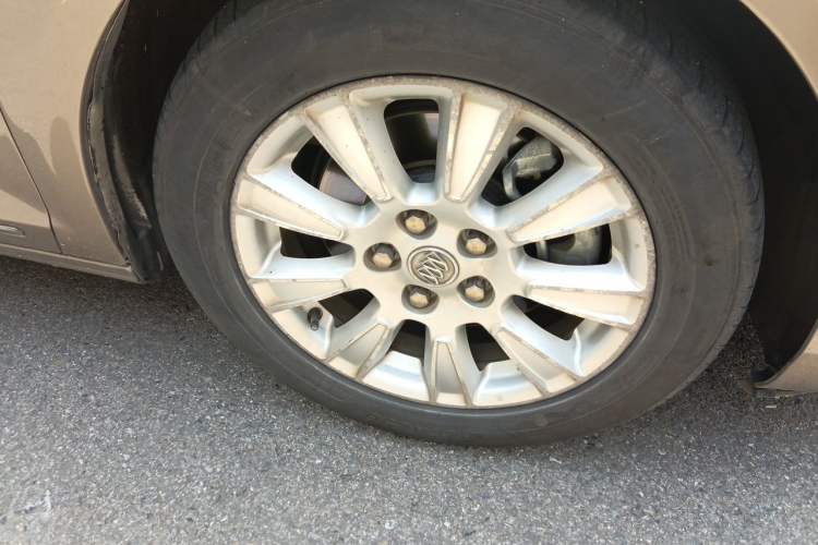 Used Buick LaCrosse 2013 2.4L SIDI Elite Comfort Version Right Front Wheel Hub