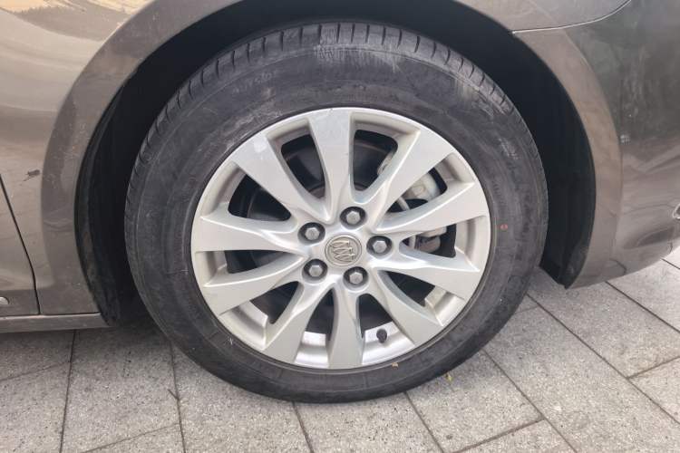 Used Buick LaCrosse 2013 2.4L SIDI Elite Comfort Version Right Front Wheel Hub