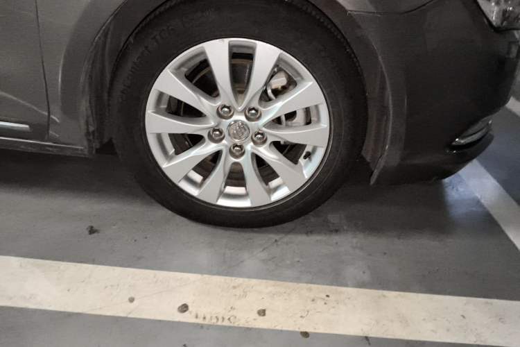 Used Buick LaCrosse 2013 2.4L SIDI Elite Comfort Version Right Front Wheel Hub