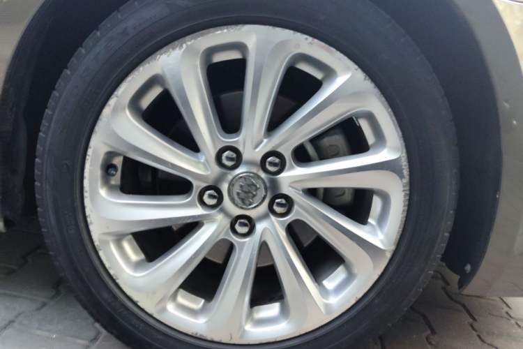 Used Buick LaCrosse 2013 2.4L SIDI Luxury Comfort Edition Right Front Wheel Hub