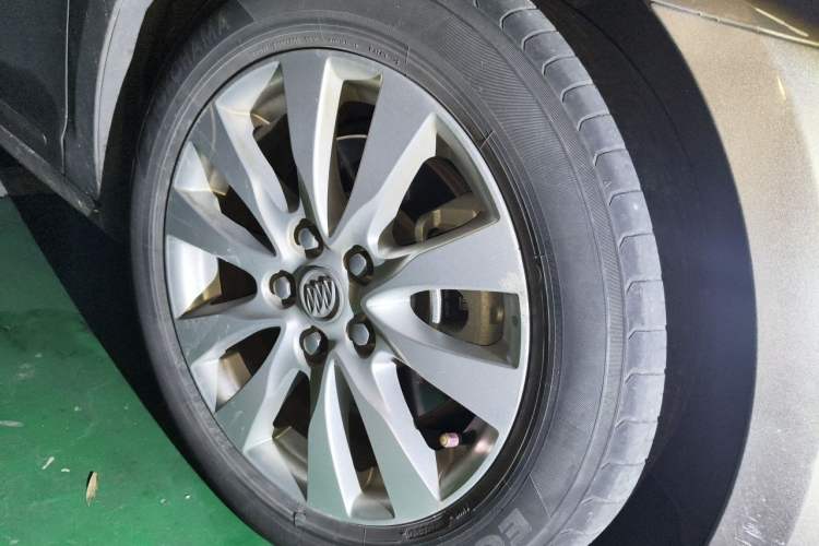 Used Buick LaCrosse 2013 2.4L SIDI Elite Comfort Version Right Front Wheel Hub