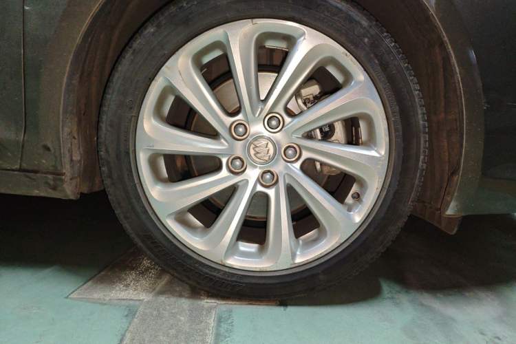 Used Buick LaCrosse 2013 2.4L SIDI Luxury Comfort Edition Right Front Wheel Hub