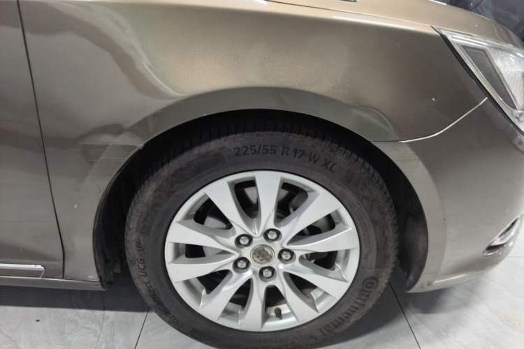 Used Buick LaCrosse 2013 2.4L SIDI Elite Comfort Version Right Front Wheel Hub