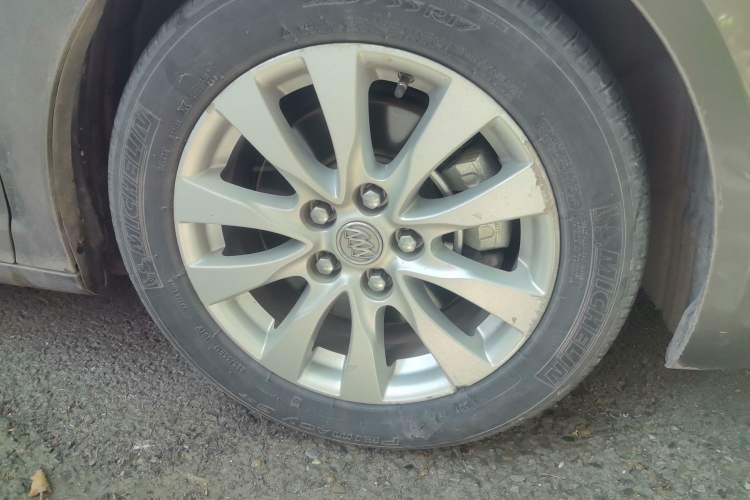 Used Buick LaCrosse 2013 2.4L SIDI Leading Comfort Version Right Front Wheel Hub