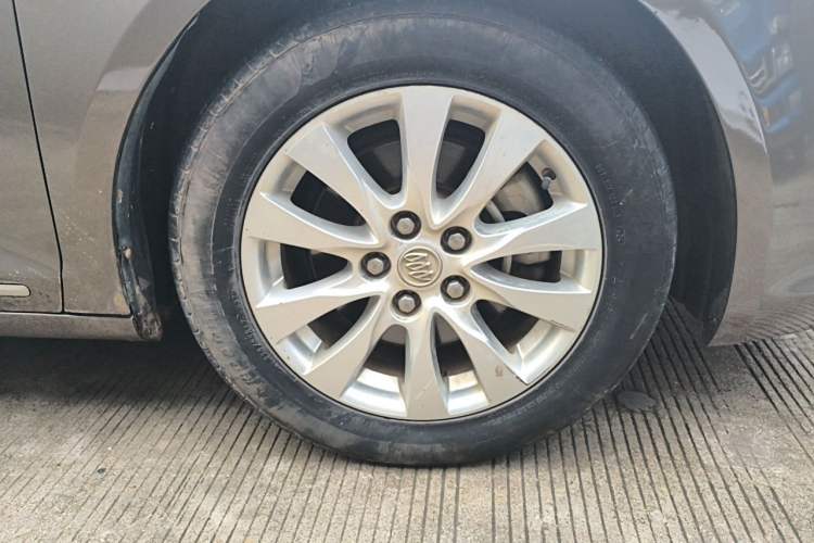 Used Buick LaCrosse 2013 2.4L SIDI Leading Comfort Version Right Front Wheel Hub