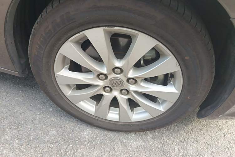 Used Buick LaCrosse 2013 2.4L SIDI Elite Comfort Version Right Front Wheel Hub