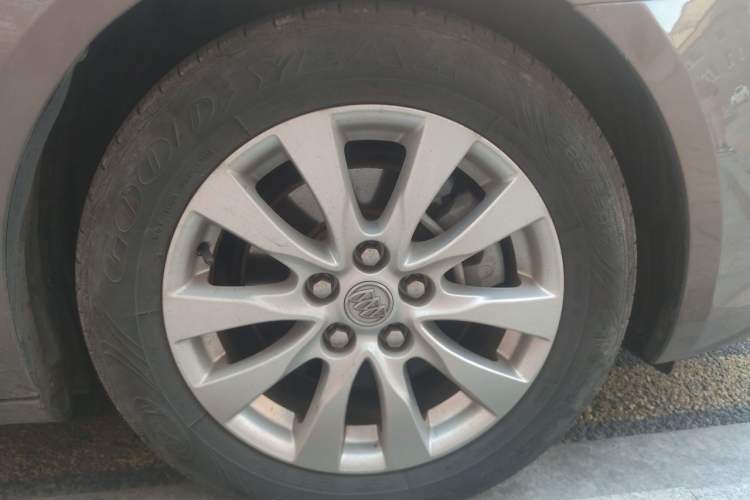 Used Buick LaCrosse 2013 2.4L SIDI Elite Comfort Version Right Front Wheel Hub