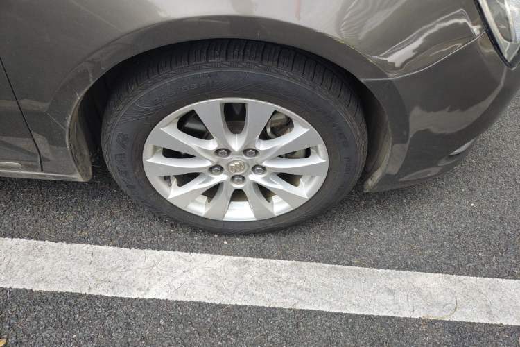 Used Buick LaCrosse 2013 2.4L SIDI Elite Comfort Version Right Front Wheel Hub