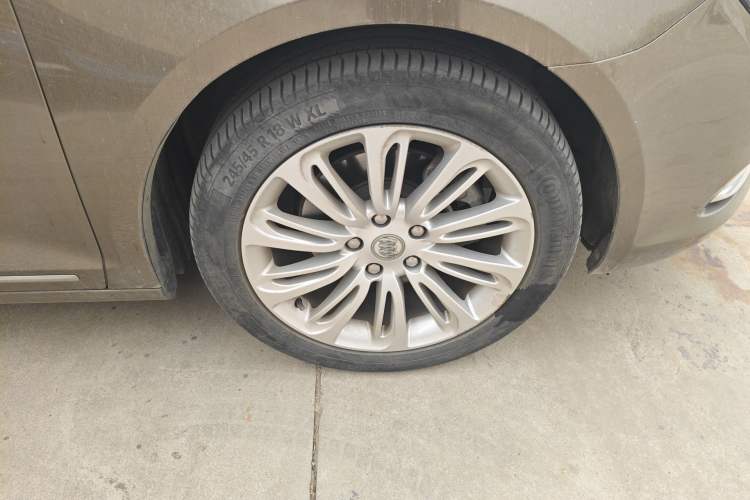 Used Buick LaCrosse 2013 2.4L SIDI Elite Comfort Version Right Front Wheel Hub