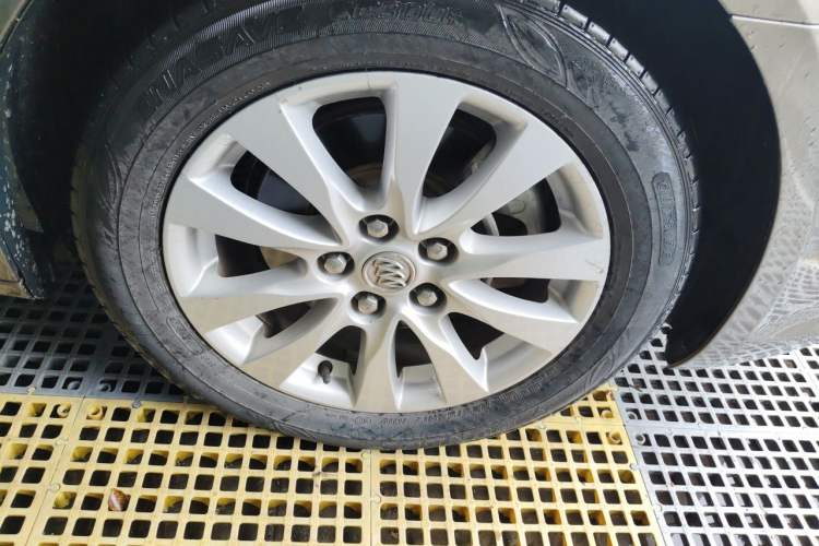 Used Buick LaCrosse 2013 2.4L SIDI Leading Comfort Version Right Front Wheel Hub