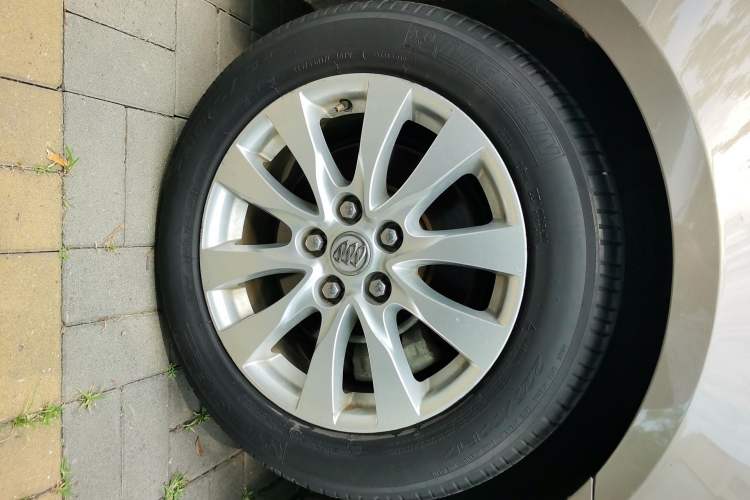 Used Buick LaCrosse 2013 2.4L SIDI Elite Comfort Version Right Front Wheel Hub