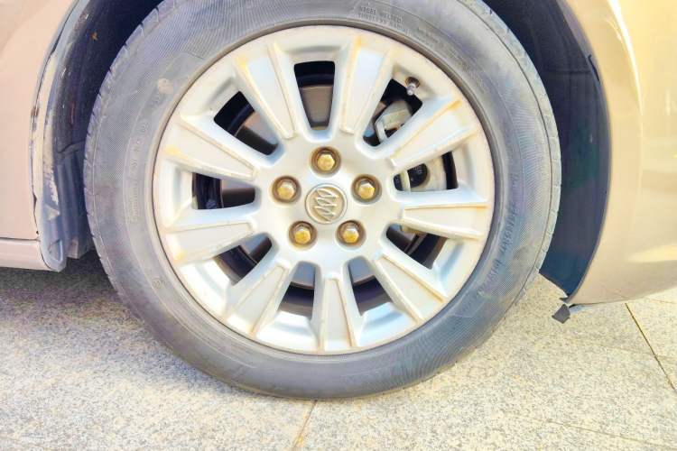 Used Buick LaCrosse 2013 2.4L SIDI Elite Comfort Version Right Front Wheel Hub