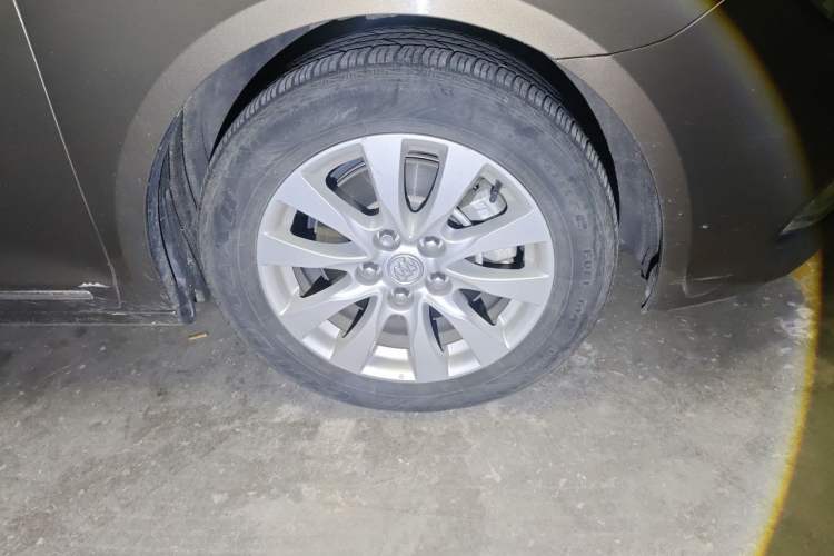 Used Buick LaCrosse 2013 2.4L SIDI Elite Comfort Version Right Front Wheel Hub
