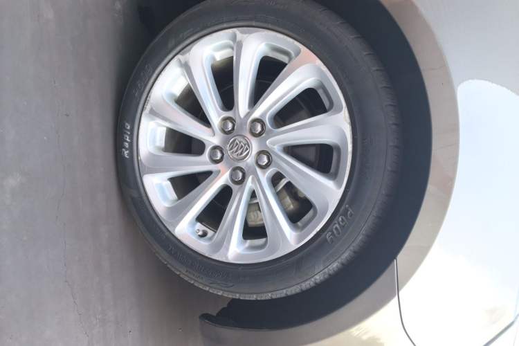 Used Buick LaCrosse 2013 2.0T SIDI Smart Luxury Flagship Edition Right Front Wheel Hub