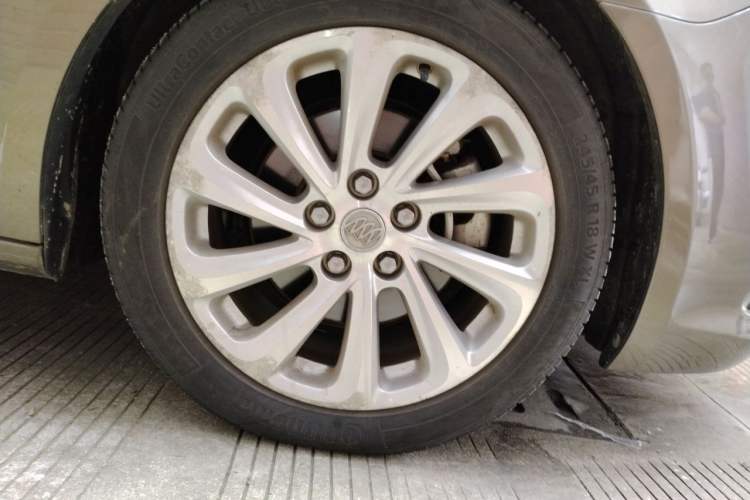 Used Buick LaCrosse 2013 2.4L SIDI Luxury Comfort Edition Right Front Wheel Hub