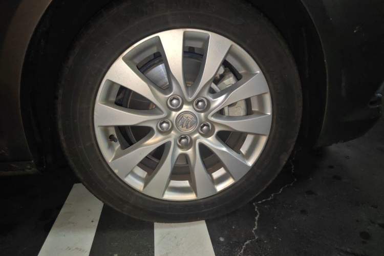 Used Buick LaCrosse 2013 2.4L SIDI Elite Comfort Version Right Front Wheel Hub