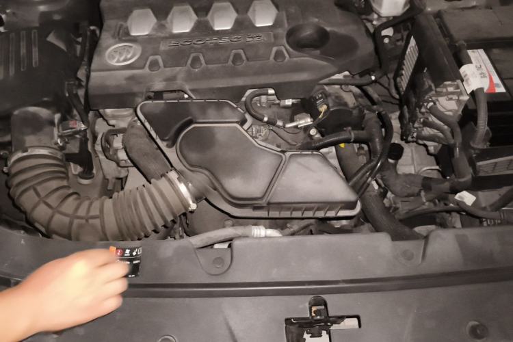 Used Buick LaCrosse 2013 2.4L SIDI Elite Comfort Version Engine Bay