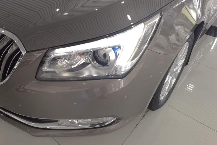 Used Buick LaCrosse 2013 2.4L SIDI Leading Comfort Version Left Front Headlight