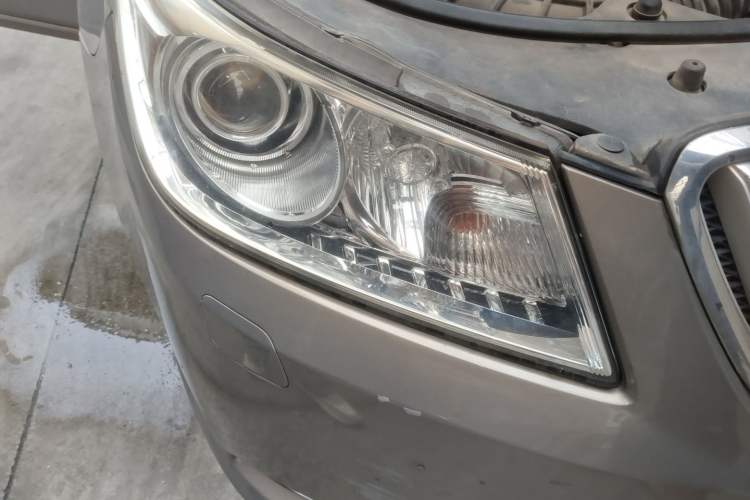 Used Buick LaCrosse 2013 2.4L SIDI Elite Comfort Version Right Front Headlight