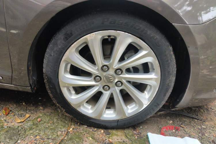 Used Buick LaCrosse 2013 2.0T SIDI Technology Version Right Front Wheel Hub
