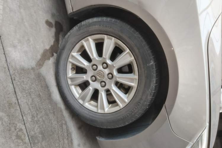 Used Buick LaCrosse 2013 2.4L SIDI Elite Comfort Version Right Front Wheel Hub