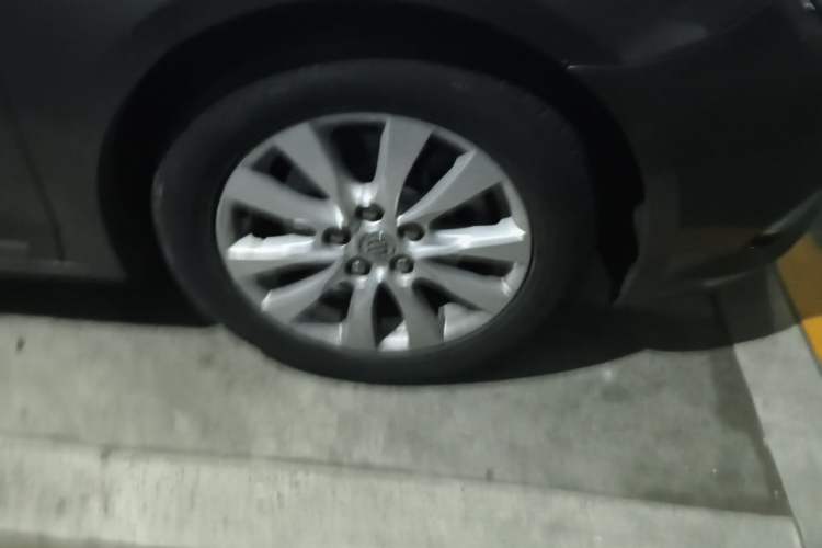 Used Buick LaCrosse 2013 2.4L SIDI Elite Comfort Version Right Front Wheel Hub