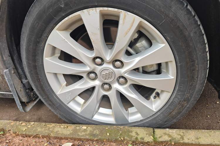 Used Buick LaCrosse 2013 2.4L SIDI Leading Comfort Version Right Front Wheel Hub