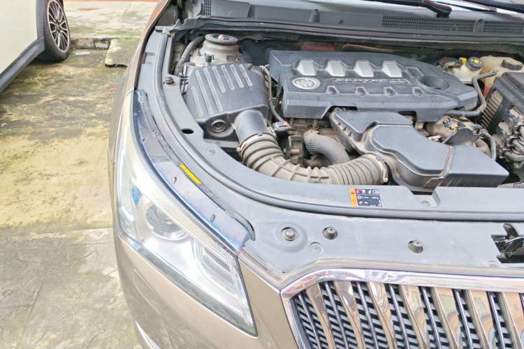 Used Buick LaCrosse 2013 2.4L SIDI Elite Comfort Version Engine Bay Right