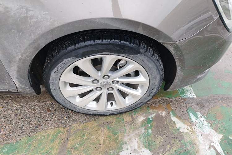 Used Buick LaCrosse 2013 2.4L SIDI Luxury Comfort Edition Right Front Wheel Hub