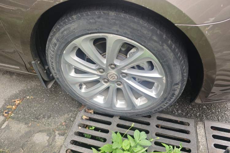 Used Buick LaCrosse 2013 2.0T SIDI Smart Luxury Flagship Edition Right Front Wheel Hub