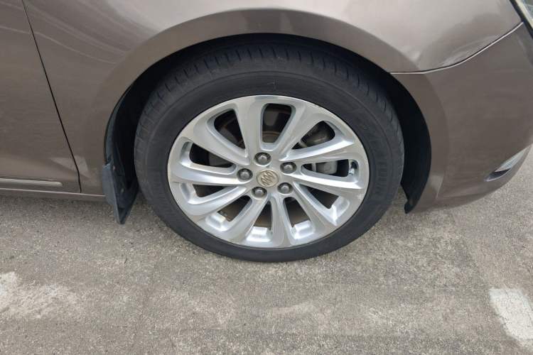 Used Buick LaCrosse 2013 2.4L SIDI Luxury Comfort Edition Right Front Wheel Hub
