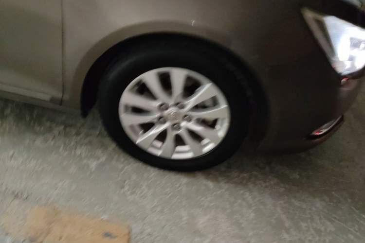 Used Buick LaCrosse 2013 2.4L SIDI Leading Comfort Version Right Front Wheel Hub