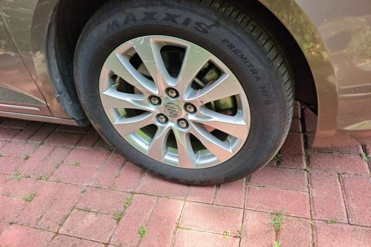 Used Buick LaCrosse 2013 2.4L SIDI Elite Comfort Version Right Front Wheel Hub