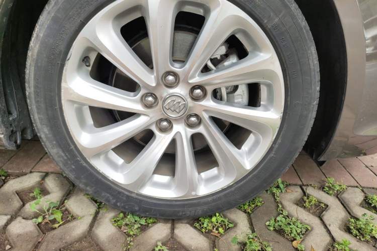 Used Buick LaCrosse 2013 2.0T SIDI Smart Luxury Flagship Edition Right Front Wheel Hub