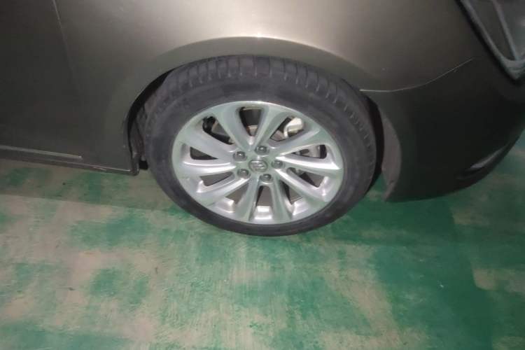 Used Buick LaCrosse 2013 2.4L SIDI Luxury Comfort Edition Right Front Wheel Hub
