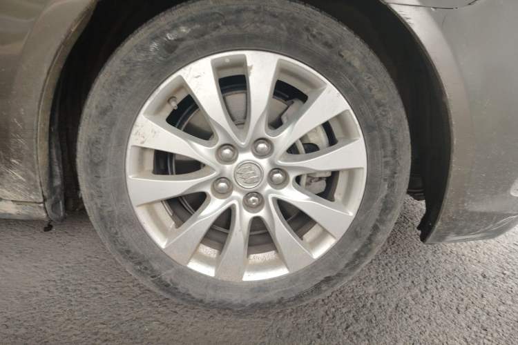 Used Buick LaCrosse 2013 2.4L SIDI Elite Comfort Version Right Front Wheel Hub
