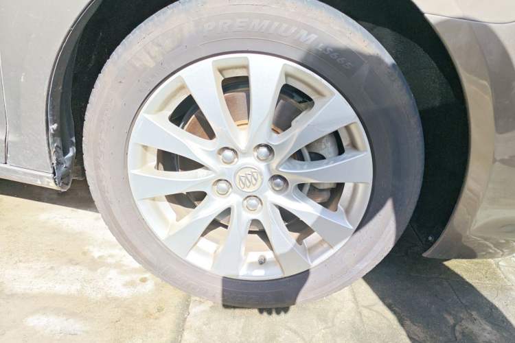 Used Buick LaCrosse 2013 2.4L SIDI Elite Comfort Version Right Front Wheel Hub