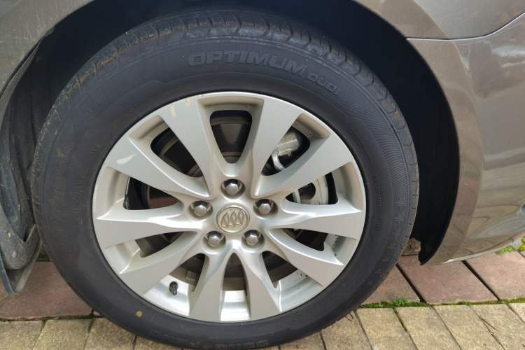 Used Buick LaCrosse 2013 2.4L SIDI Elite Comfort Version Right Front Wheel Hub
