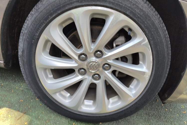 Used Buick LaCrosse 2013 2.4L SIDI Luxury Comfort Edition Right Front Wheel Hub