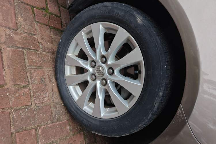 Used Buick LaCrosse 2013 2.4L SIDI Leading Comfort Version Right Front Wheel Hub