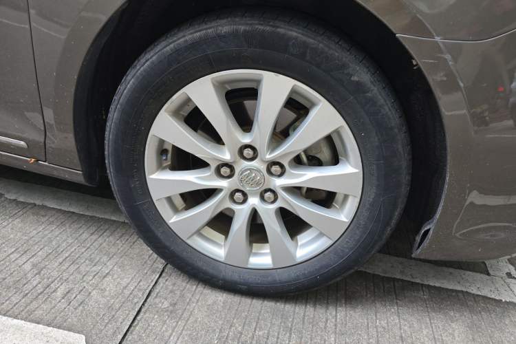 Used Buick LaCrosse 2013 2.4L SIDI Elite Comfort Version Right Front Wheel Hub