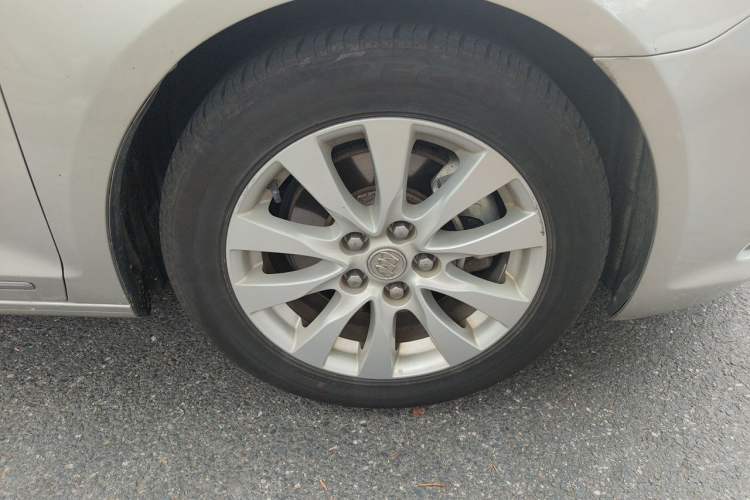 Used Buick LaCrosse 2013 2.4L SIDI Elite Comfort Version Right Front Wheel Hub